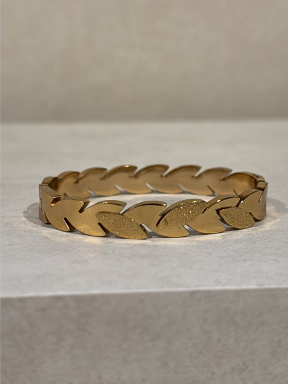 Gold Leaf-Link Women's Bracelet - Sleek Chain Design